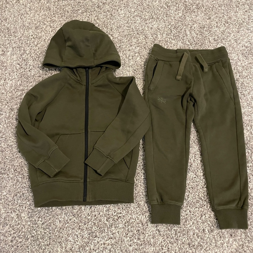 Sweatsuit 2 piece army green.